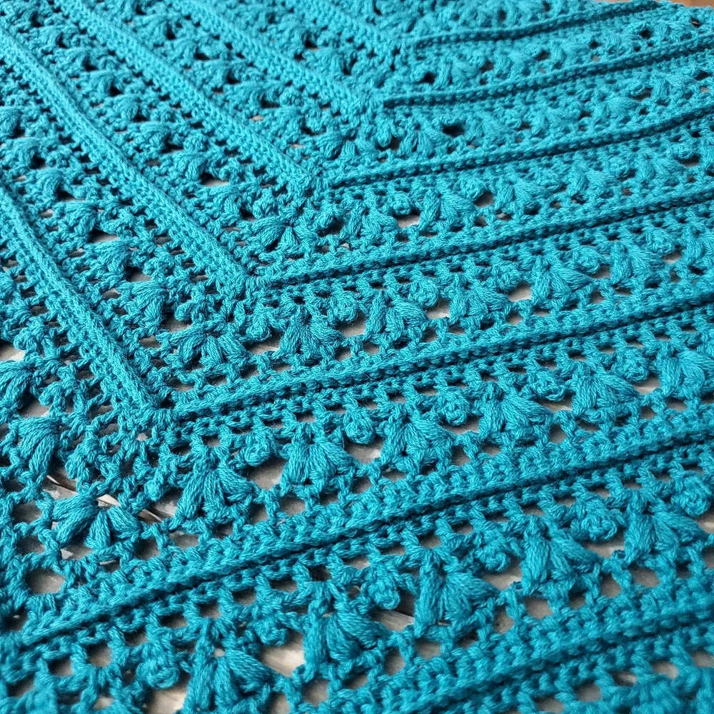 💖 New Handmade Crochet Light weighted Baktus / Shawl / Triangular Scarf